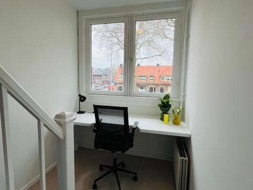 Bright apartment incl workplace near the city center in Nijmegen Suburbs