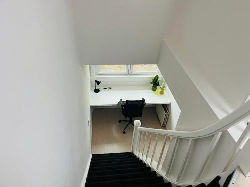 Bright apartment incl workplace near the city center in Nijmegen Suburbs