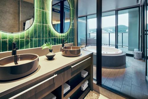room detail thumbnail 1