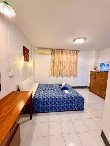 room detail thumbnail 2