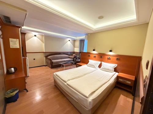 California Hotel - image 6