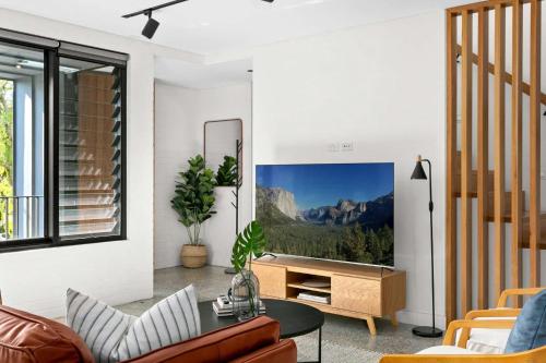 Impeccable 3-Bed Home Near the Beach - image 2