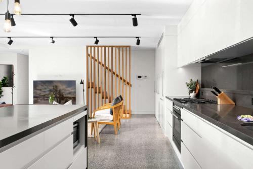 Impeccable 3-Bed Home Near the Beach - image 11