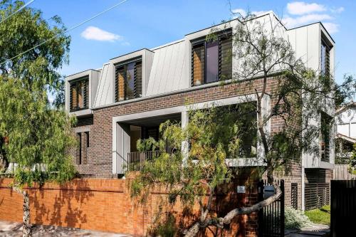 Impeccable 3-Bed Home Near the Beach - image 14