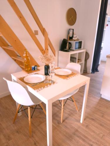 "Studiocaroline44", 2 studios entre la ville et la mer, parking, cuisine, moins de 15min de l'aeropo in Bouaye