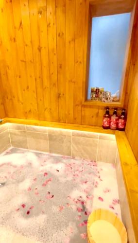 步行1分钟到黑门市场 150平四层日式別墅顶楼温泉池与天台花园