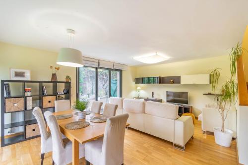 Gran chalet con amplio jardín próximo a Pamplona (Gran chalet con amplio jardin proximo a Pamplona) in นาบาร์รา