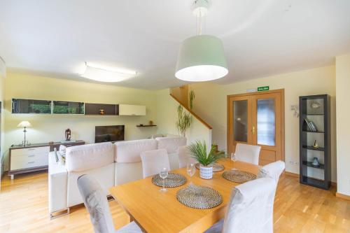 Gran chalet con amplio jardín próximo a Pamplona (Gran chalet con amplio jardin proximo a Pamplona) in นาบาร์รา