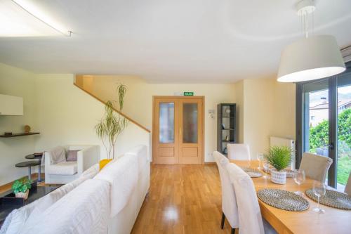 Gran chalet con amplio jardín próximo a Pamplona (Gran chalet con amplio jardin proximo a Pamplona) in นาบาร์รา