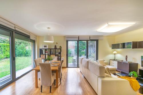 Gran chalet con amplio jardín próximo a Pamplona (Gran chalet con amplio jardin proximo a Pamplona) in นาบาร์รา