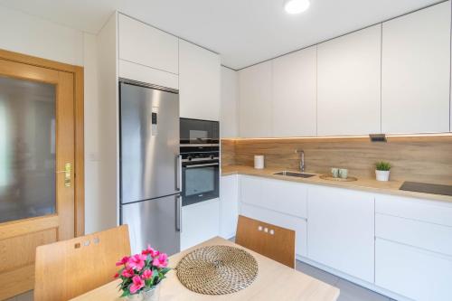 Gran chalet con amplio jardín próximo a Pamplona (Gran chalet con amplio jardin proximo a Pamplona) in นาบาร์รา