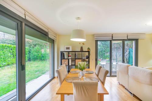 Gran chalet con amplio jardín próximo a Pamplona (Gran chalet con amplio jardin proximo a Pamplona) in นาบาร์รา