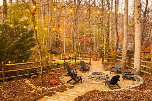 Vintage Creekside Cottage with Hot Tub and Grill! in Maggie Valley, USA