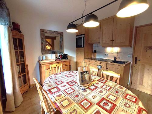 Appartement cosy 3 pièces, cheminée, garage, WIFI, Méribel - FR-1-411-185 (Appartement cosy 3 pieces, cheminee, garage, WIFI, Meribel - FR-1-411-185) in เมอรีแบล