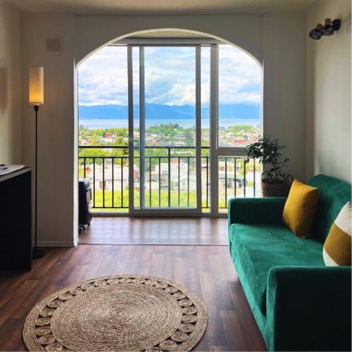 Urban apartment with a view of the lake and the volcano