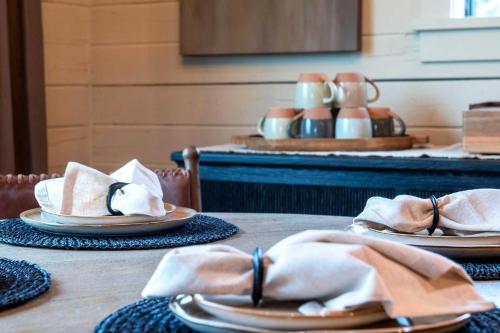 Upscale Designer Log Cabin Cozy Hot Tub Firepit - image 7
