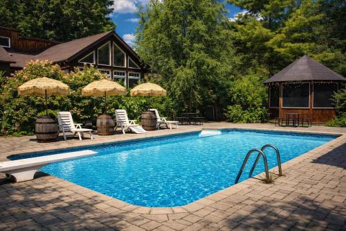 Peaceful Forest Retreat with Fire Pit and BBQ near Mansfield Ski Club in Mansfield (ON)