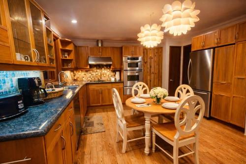 Peaceful Forest Retreat with Fire Pit and BBQ near Mansfield Ski Club in Mansfield (ON)