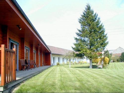 Logis - Hôtel & restaurant Les Trois Fontaines (Logis - Hotel & restaurant Les Trois Fontaines) in 埃丹