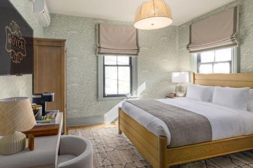 The Whale Suite Historic Coastal Luxury Newport - image 6