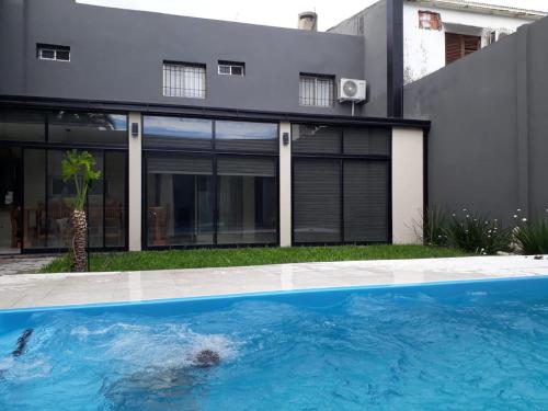 CASA CON PILETA EN EL CENTRO de CORRIENTES