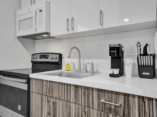 Coastal Charm Studio Beach House in Pompano Beach in Pompano Beach, USA