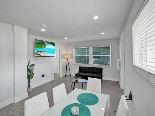 Coastal Charm Cozy 2BR Retreat in Pompano Beach in Pompano Beach, USA