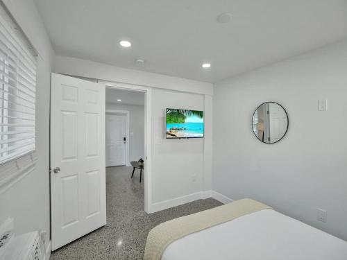 Coastal Charm Cozy 2BR Retreat in Pompano Beach in Pompano Beach, USA