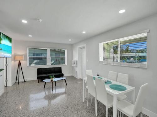 Coastal Charm Cozy 2BR Retreat in Pompano Beach in Pompano Beach, USA