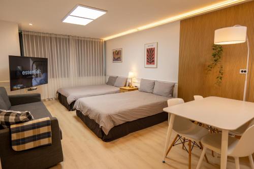 Direct Elevator to Hongdae Station, NEW Residence by 13yr Superhost, Seoul