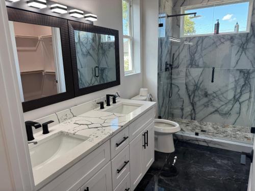Luxury Downtown 4 Bedroom Home in Cedars