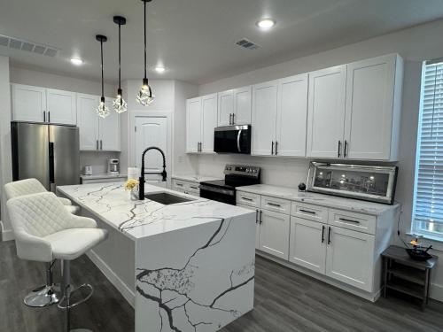Luxury Downtown 4 Bedroom Home in Cedars