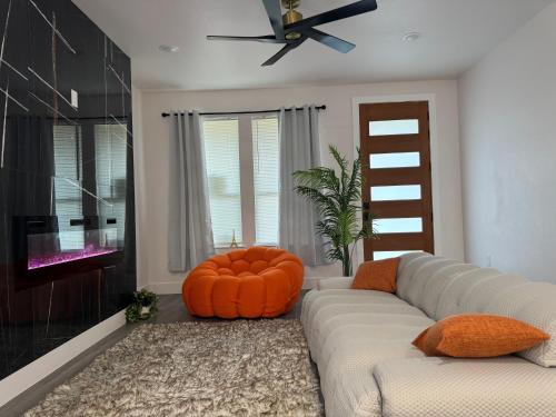 Luxury Downtown 4 Bedroom Home in Cedars