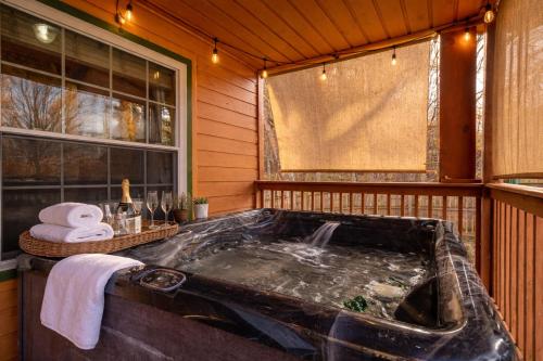 One Level, Pet Friendly, Huge Fenced in Yard, Views, EasyRoads, Pool Table, Spa, Theater, Outdoor fun