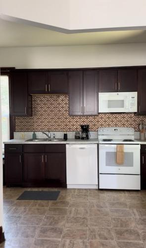 Charming Spacious 3BR Pet-Friendly Retreat in 比靈斯市中心