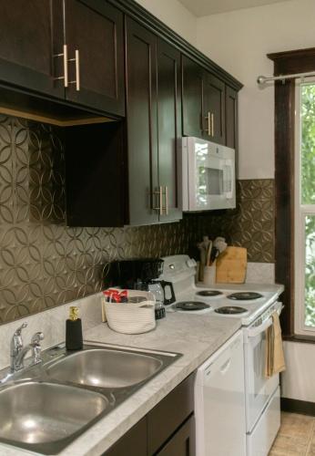 Charming Spacious 3BR Pet-Friendly Retreat in 比靈斯市中心