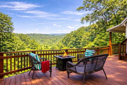 Creek, King Beds, Wow Views, Private, New, Patio, Spa, Close to Town in Sevierville, USA