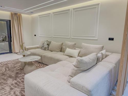 Luxury 3BR Sea View Apart Prime Location – khách sạn tại Malabata