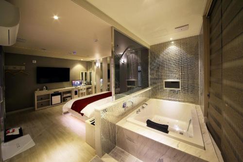 room detail thumbnail 2