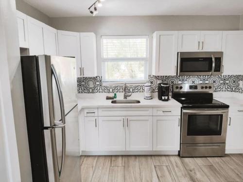 Rustic Retreats Cozy 2BR for 6 guests minutes from Las Olas in Fort Lauderdale, USA
