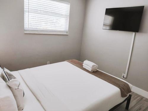 Rustic Retreats Cozy 2BR for 6 guests minutes from Las Olas in Fort Lauderdale, USA