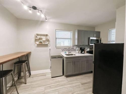 Rustic Retreats Modern 1BR for 4 guests in the heart of Fort Lauderdale in Fort Lauderdale, USA