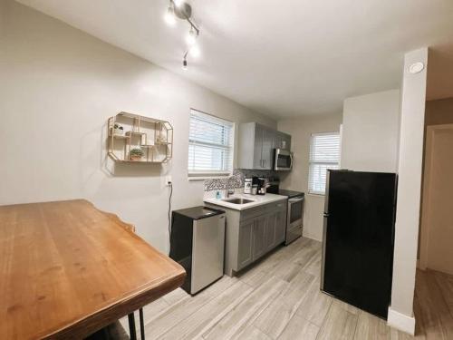 Rustic Retreats Modern 1BR for 4 guests in the heart of Fort Lauderdale in Fort Lauderdale, USA