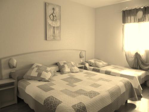 1 queen bed, 1 twin bed