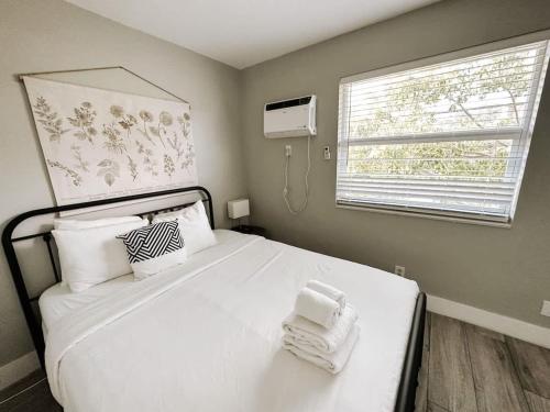 Rustic Retreats Cozy 1BR for 4 guests minutes from Las Olas in Fort Lauderdale, USA