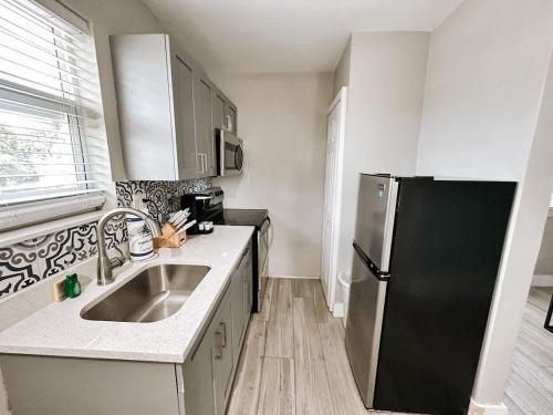 Rustic Retreats Cozy 1BR for 4 guests minutes from Las Olas in Fort Lauderdale, USA