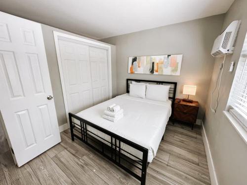 Rustic Retreats Cozy 1BR for 4 guests minutes from Las Olas in Fort Lauderdale, USA