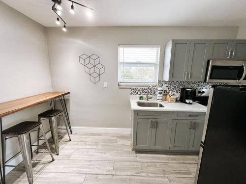 Rustic Retreats Cozy 1BR for 4 guests minutes from Las Olas in Fort Lauderdale, USA