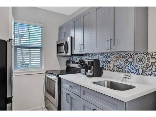 Rustic Retreats Cozy 1BR For 4 Guests In The Heart Of Fort Lauderdale in Fort Lauderdale, USA