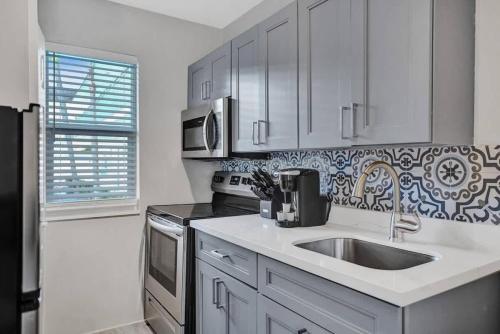 Rustic Retreats Cozy 1BR For 4 Guests In The Heart Of Fort Lauderdale in Fort Lauderdale, USA